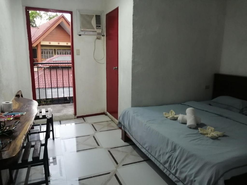 Una cama o camas en una habitación de Panda Guest House