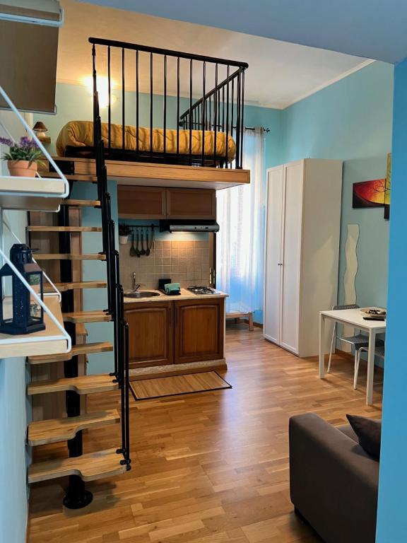 ローマにあるMoonLight Suiteのリビングルーム(二段ベッド1組付)、キッチンが備わります。