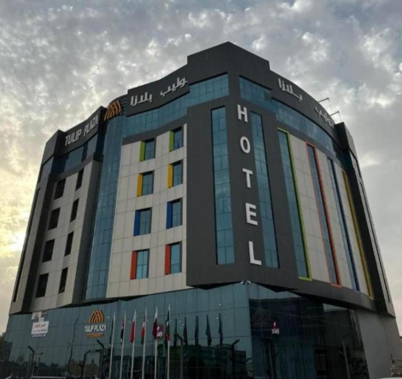 ハフル・アル・バティンにあるTulip Plaza Hotelの大きな窓のある大きな建物