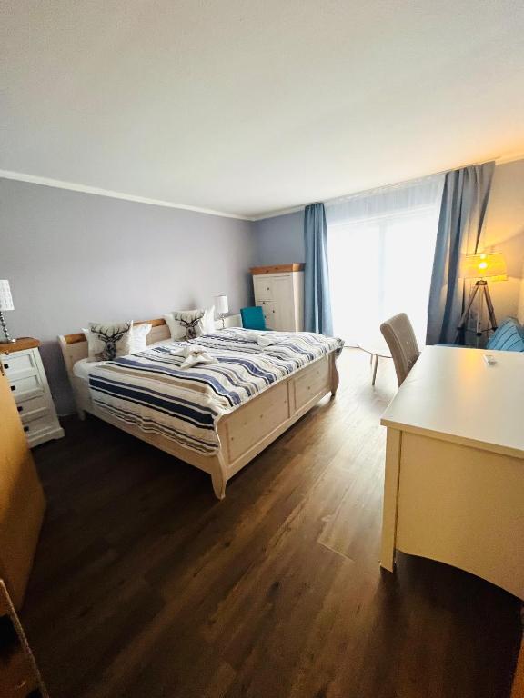 Strandhotel Vier Jahreszeiten Buckow - Triple Room With Terrace And Lake View