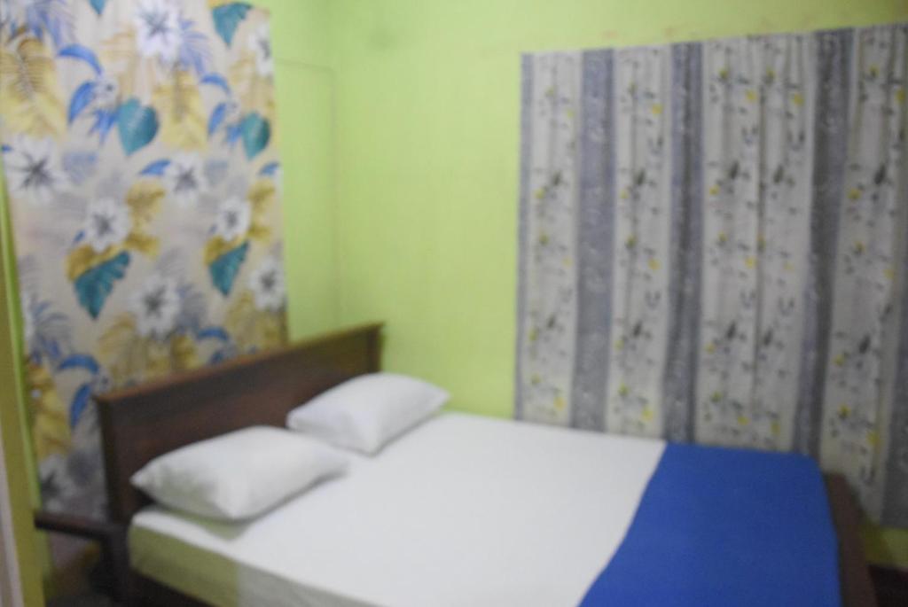 Postel nebo postele na pokoji v ubytování Vidu Guest Anuradhapura
