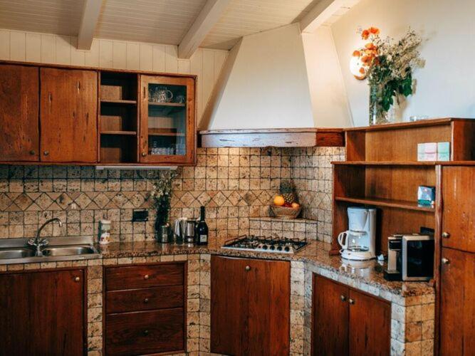 eine Küche mit Holzschränken und einer Arbeitsplatte in der Unterkunft Holiday home Villette Benaco in San Felice del Benaco