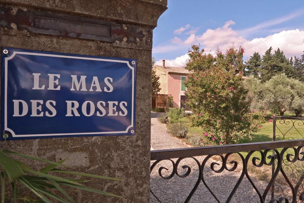 un panneau qui lit le mars des roses sur une clôture dans l'établissement Mas des Roses, à Cavaillon