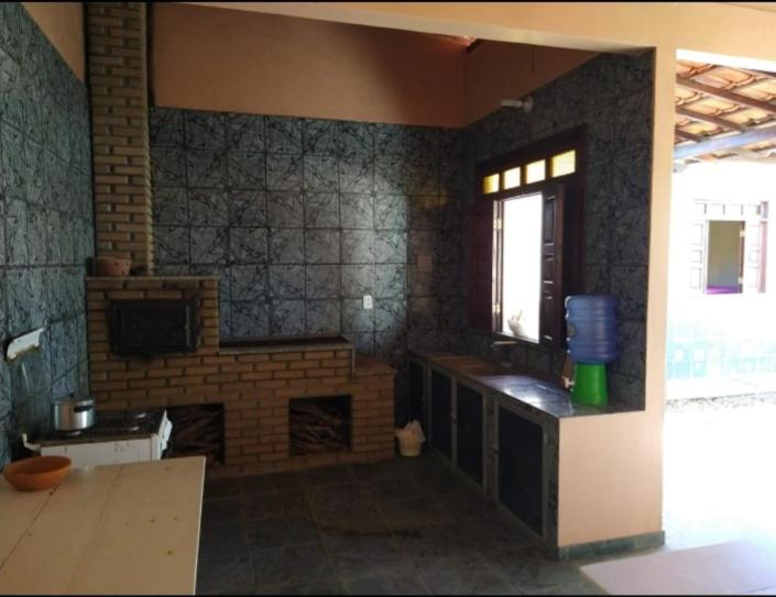 伊列烏斯的住宿－Marthiane，一间厨房,在房间内配有砖壁炉