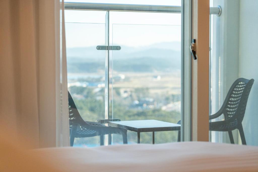 Nespecifikovaný výhled na hory nebo výhled na hory při pohledu z hotelu