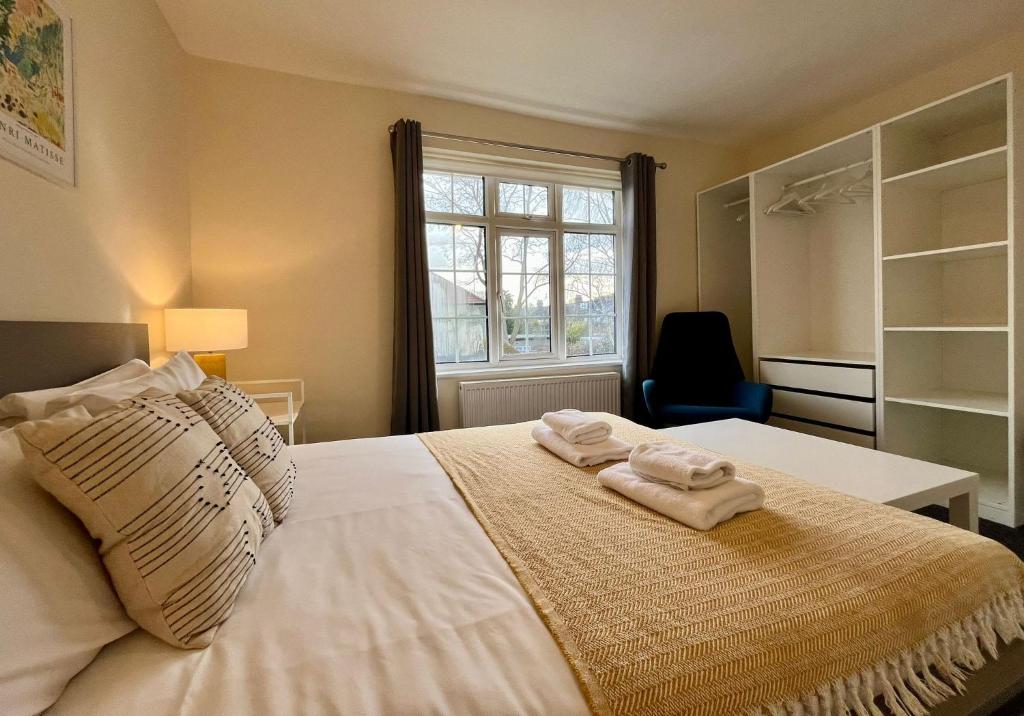 a bedroom with a bed with two towels on it at CENTRAL, newly refurb 2 bed flat with FREE PARKING in Cambridge