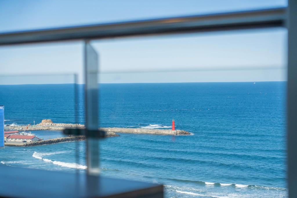 Nespecifikovaný výhled na moře nebo výhled na moře při pohledu z hotelu