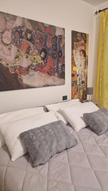 2 letti in una camera con dipinti alle pareti di City Cottage a Reggio Emilia