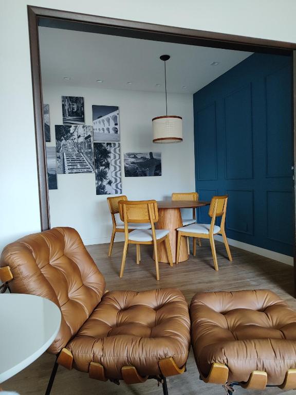 Hotel A uma quadra da praia de Copacabana, a living room with a leather couch and a table at A uma quadra da praia de Copacabana in Rio de Janeiro