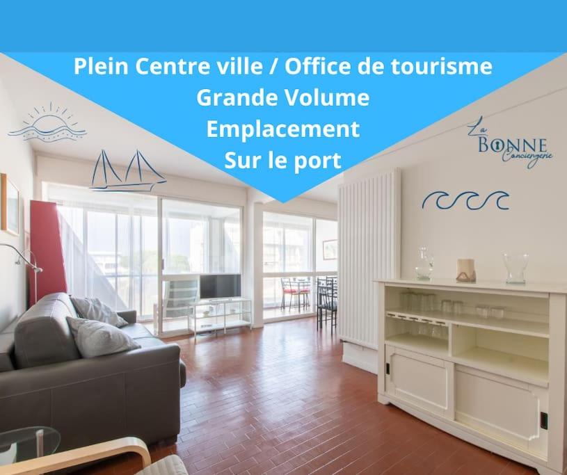 - un salon avec un canapé et une table dans l'établissement Port et Littoral * Proche plage * Central * loggia, à La Grande Motte