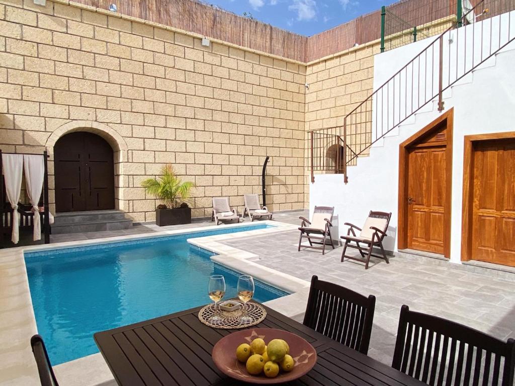 een patio met een tafel en een zwembad bij Casa América in Sabina Alta
