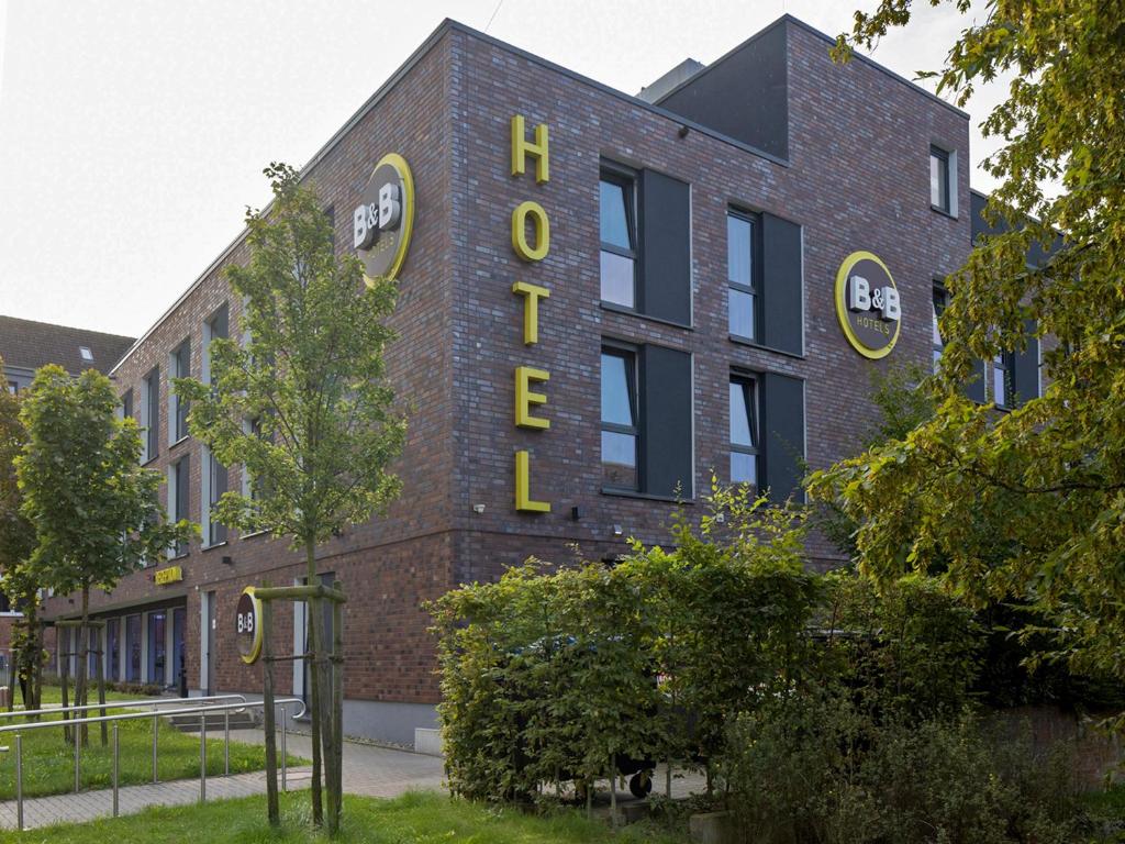 um edifício de tijolos com a palavra oxford escrito nele em B&B Hotel Kiel-Wissenschaftspark em Kiel