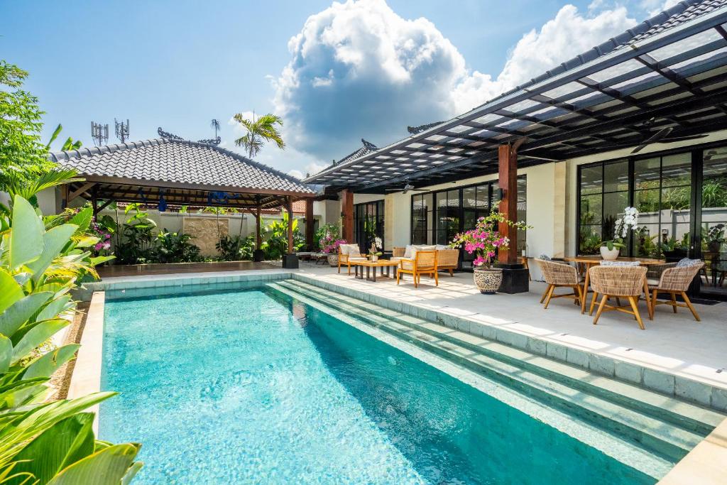 Bild eines Pools vor einem Haus in der Unterkunft Tranquility Manor Bali in Sanur