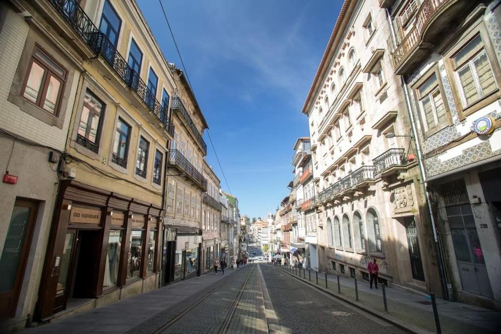 pusta ulica w mieście z budynkami w obiekcie OPorto Together to 4 people w Porto