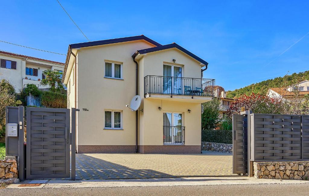 een huis met een hek ervoor bij Awesome Home In Rukavac With Wi-fi in Rukavac