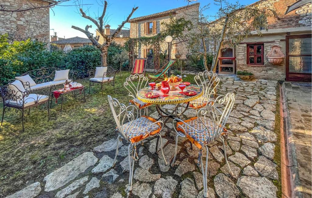a patio with a table and chairs in a yard at 2 Bedroom Beautiful Home In Corciano in Corciano