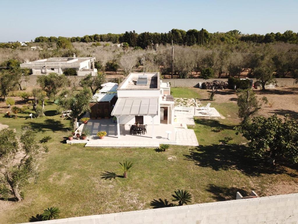 widok z powietrza na biały dom z dziedzińcem w obiekcie Salento Villa Don Peppino w mieście San Foca