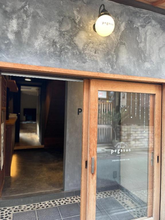 una porta di vetro di un edificio con una luce sopra di esso di etoile inn sumoto - Vacation STAY 49252v a Sumoto