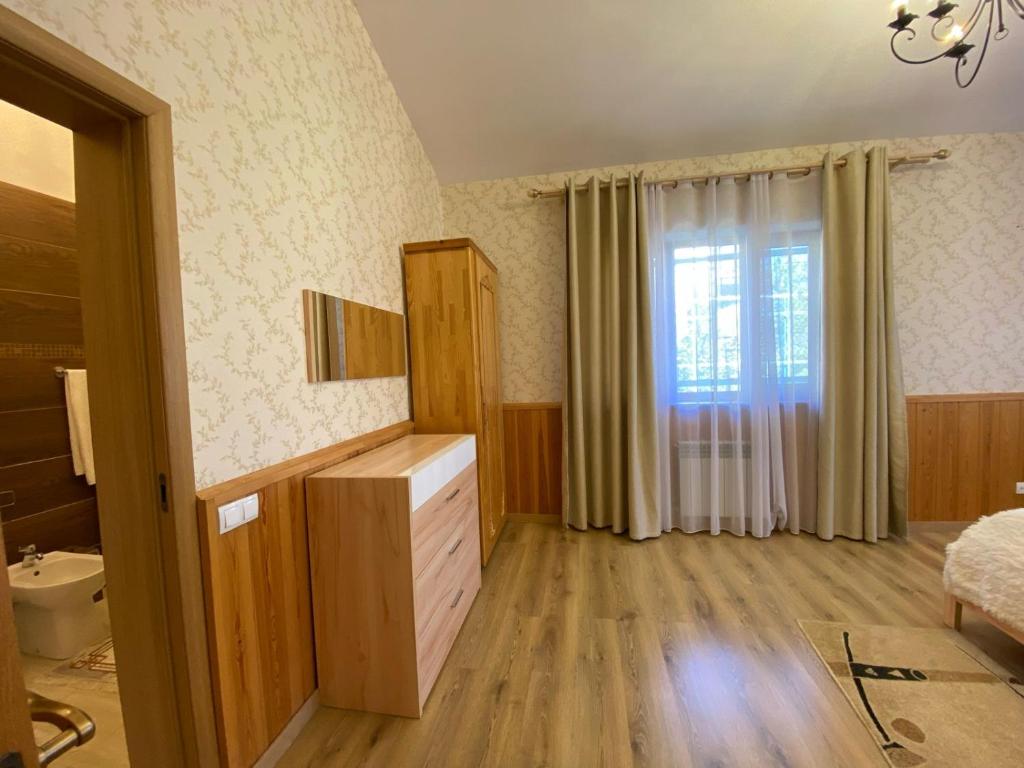een slaapkamer met een dressoir en een raam bij Turgen house in Taūtürgen