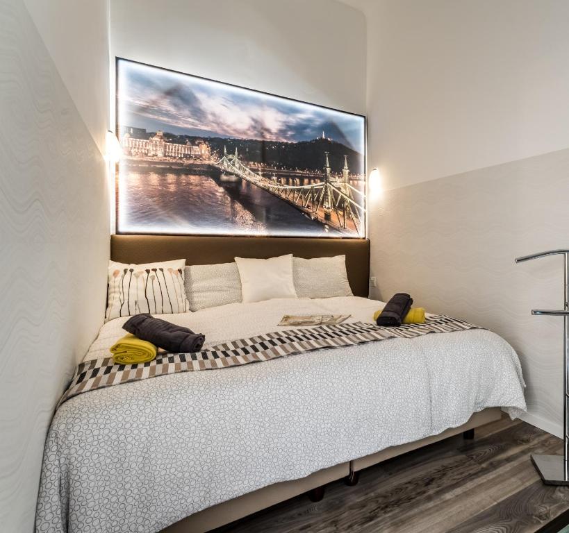 A bed or beds in a room at Elizabeth Apartment in the heart of Budapest