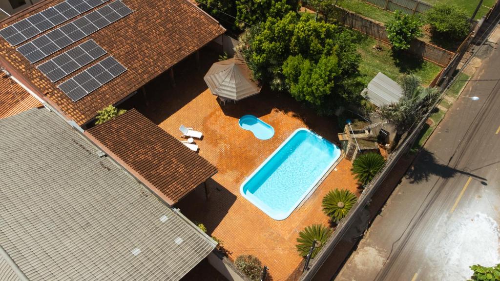 an overhead view of a swimming pool on a house at Foz Temporada in Foz do Iguaçu