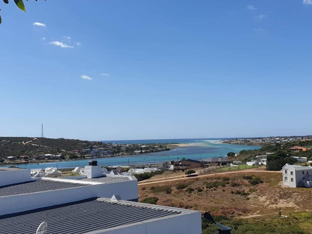 uma vista para o oceano a partir do telhado de uma casa em Blombos 10 em Stilbaai