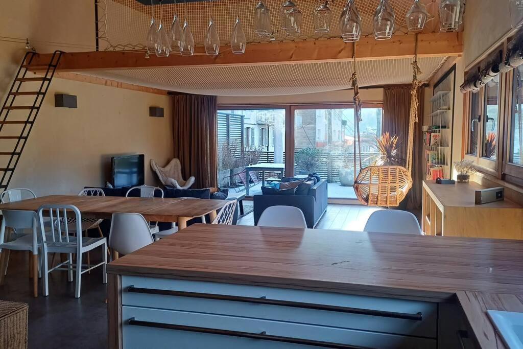 une chambre avec des tables et des chaises et un salon dans l'établissement Maison - Les Loges de St-Claude, à Saint-Claude