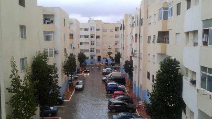 une rue de la ville avec des voitures garées dans un parking dans l'établissement Fayb-Sweet-Home-4 - Cité Essalam, à Agadir