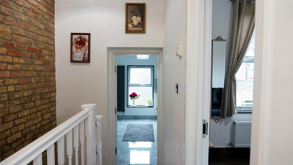 Fotografie z fotogalerie ubytování Luxury London house sleeps 13, 2 minutes to metro v Londýně