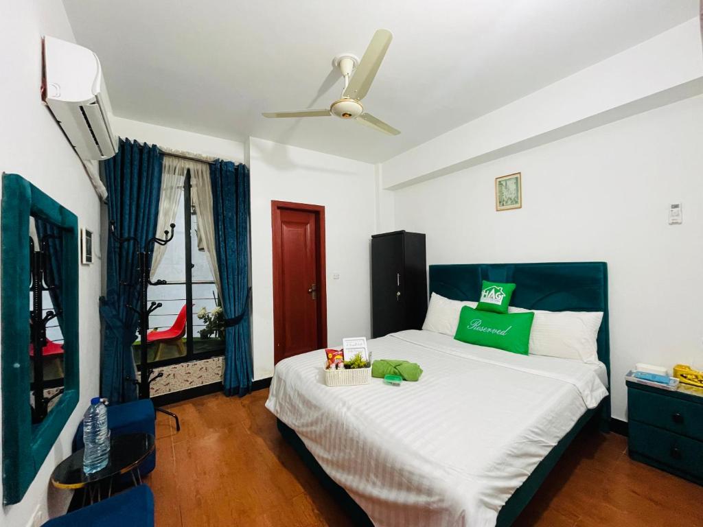 1 dormitorio con 1 cama y ventilador de techo en HYATT ARYANA Guesthouse 1, en Islamabad