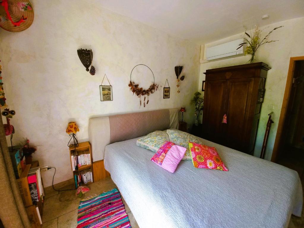 - une chambre avec un lit et 2 oreillers dans l'établissement Cocon Provençal - T1 25m2 - SdB - Terrasse privée & Accès Piscine à Saint Chamas, à Saint-Chamas