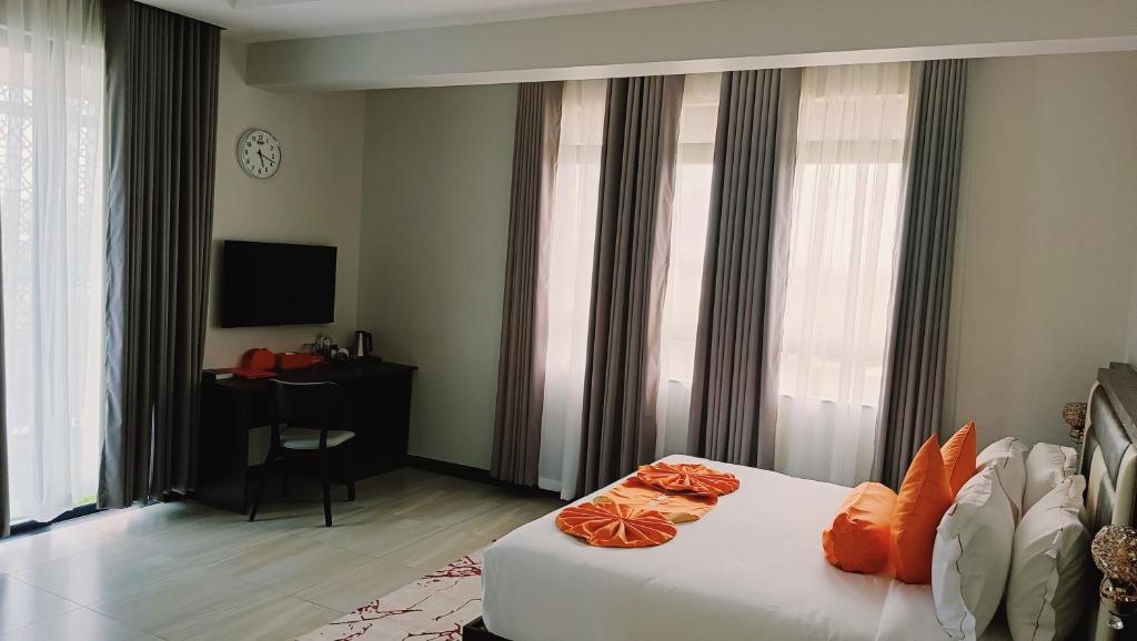 Postel nebo postele na pokoji v ubytování Lemaiyan Suites