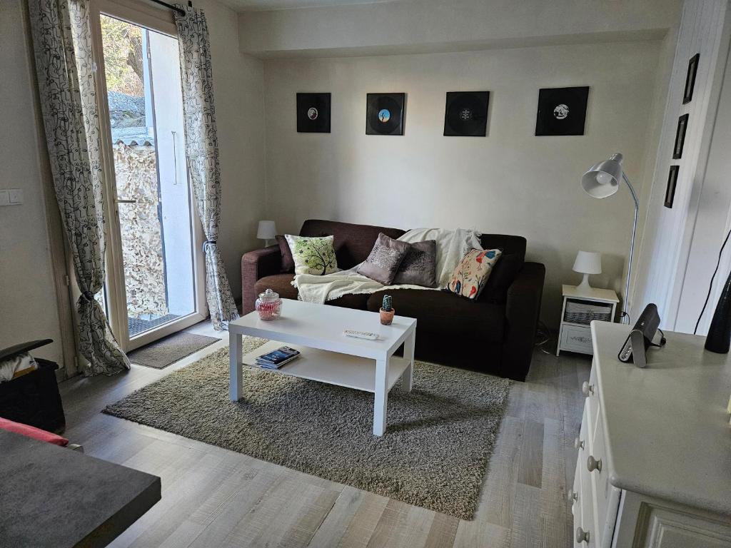 een woonkamer met een bank en een salontafel bij Honey Moon in Saint-Bonnet-en-Champsaur