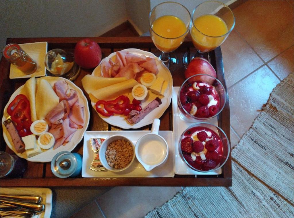 ein Tablett mit Obst und Getränken auf dem Tisch in der Unterkunft Apartmán Stodola in Malá Morávka