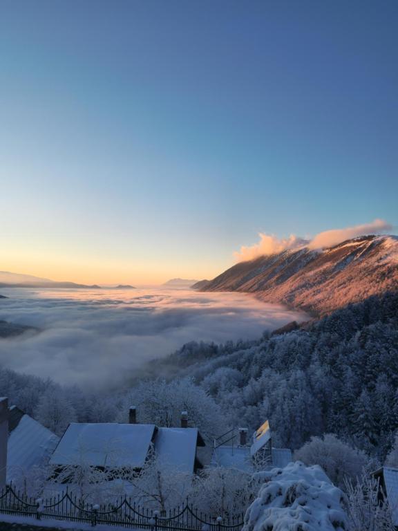 vista su una valle nebbiosa con una montagna di Villa Green Park a Prizren