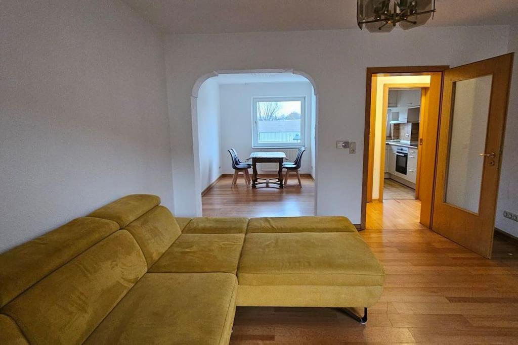 sala de estar con sofá y mesa en An apartment located at nature with 2.5 rooms, en Düsseldorf