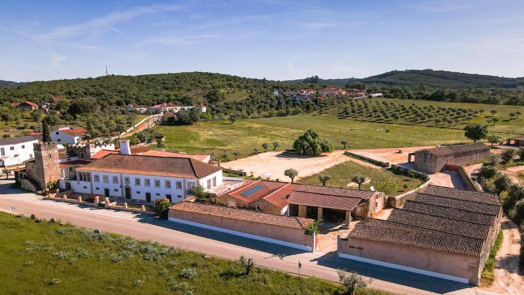 AlvaiázereにあるQuinta da Cortiça - Casa da Torreの家屋と道路のある小さな村の空中風景