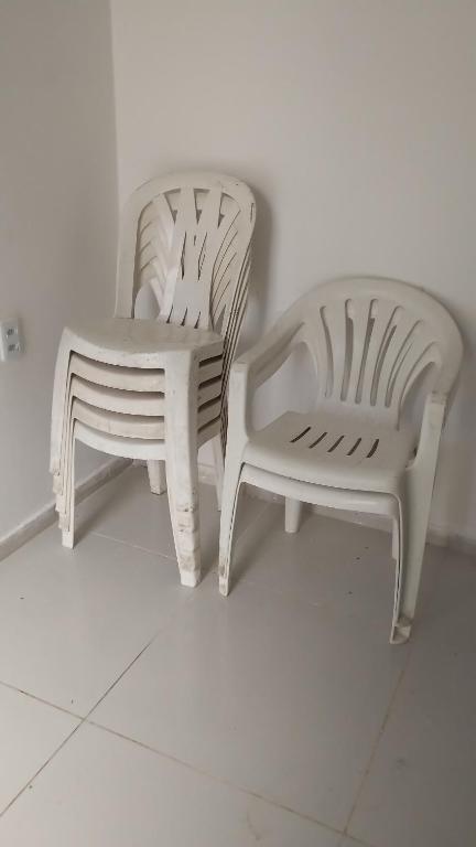 due sedie bianche sedute l'una accanto all'altra di Sítio Jacutinga a Pacoti