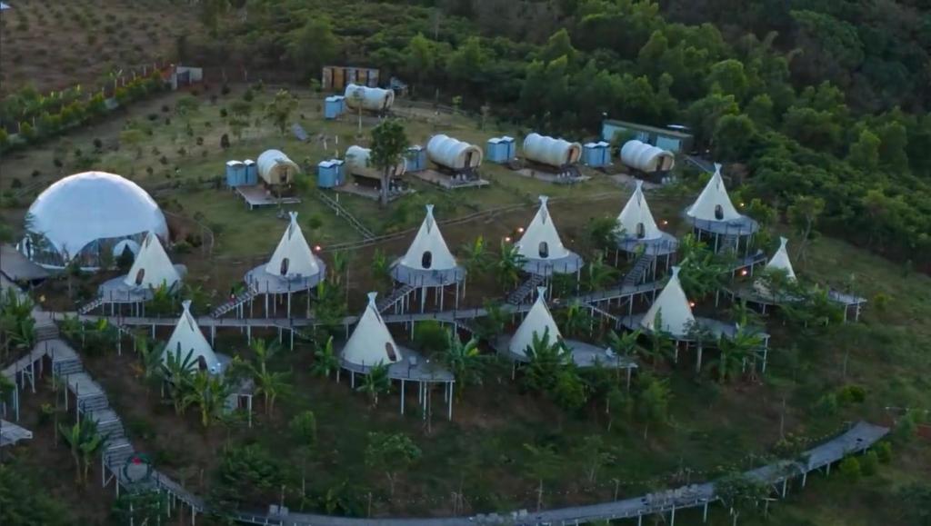 eine Luftansicht eines Resorts mit Kuppeln und Zelten in der Unterkunft Panorama Glamping in Tân Phú