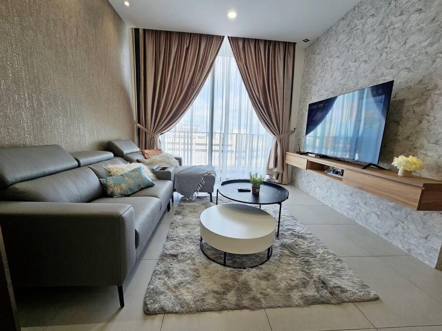 sala de estar con sofá y TV en Charming 3BR Podium 7pax Walk to Aeon, en Kuching
