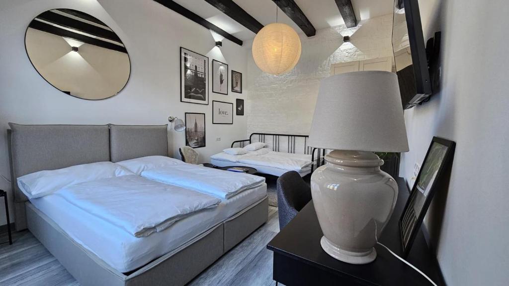 - une chambre avec un lit et une lampe sur une table dans l'établissement Great Living Apartments, à Karlovy Vary