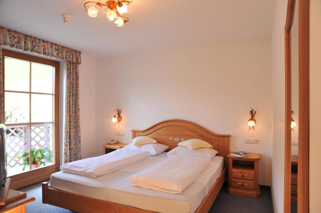 Łóżko lub łóżka w pokoju w obiekcie Turmhotel Gschwendt