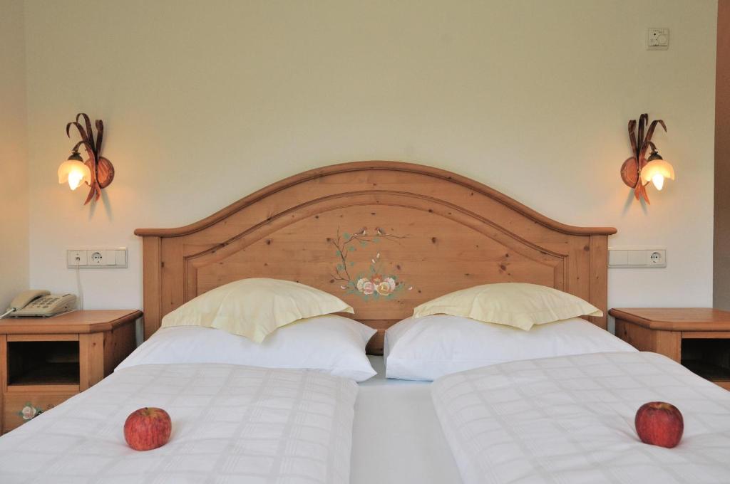 Łóżko lub łóżka w pokoju w obiekcie Turmhotel Gschwendt