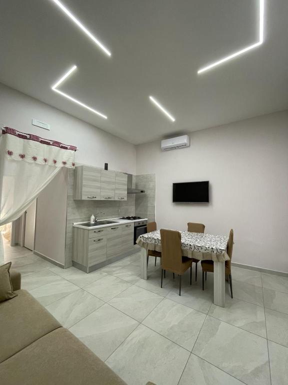 - une cuisine et une salle à manger avec une table et des chaises dans l'établissement Ercolano Beautiful house, à Ercolano