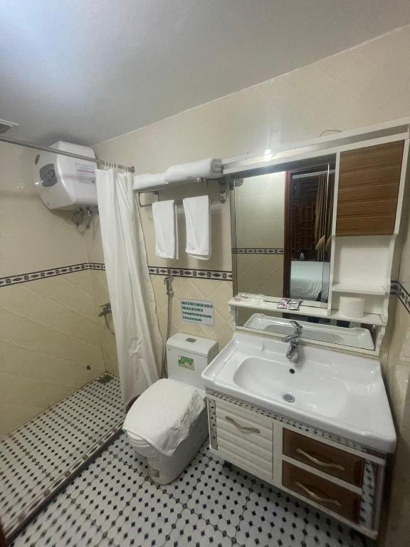 Holly's Hostel Ha Giang B&B - Double Room With Private Bathroom