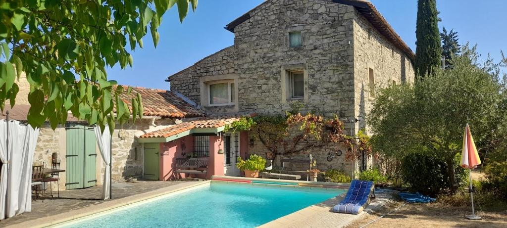 Πισίνα στο ή κοντά στο La Picholine chambre Provence