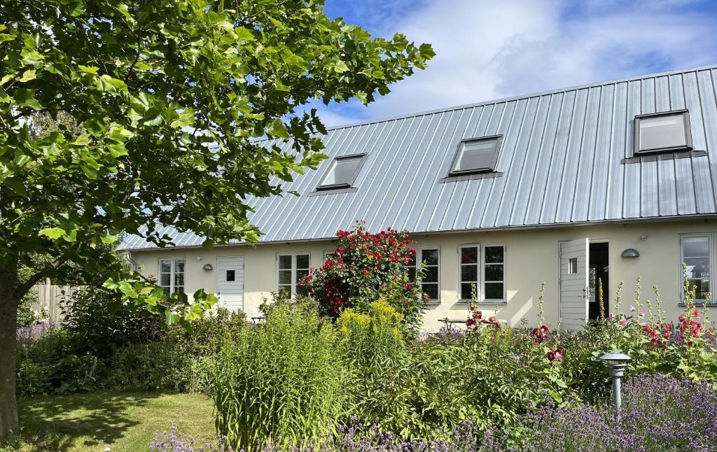 uma casa branca com um jardim em frente em Eternellgården em Kivik