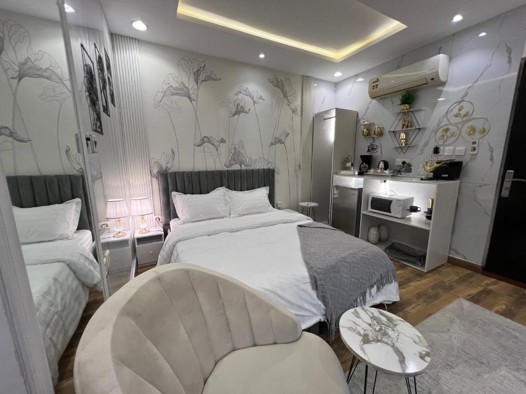 1 dormitorio con 1 cama, 1 mesa y 1 silla en Riyadh season studio, en Riad