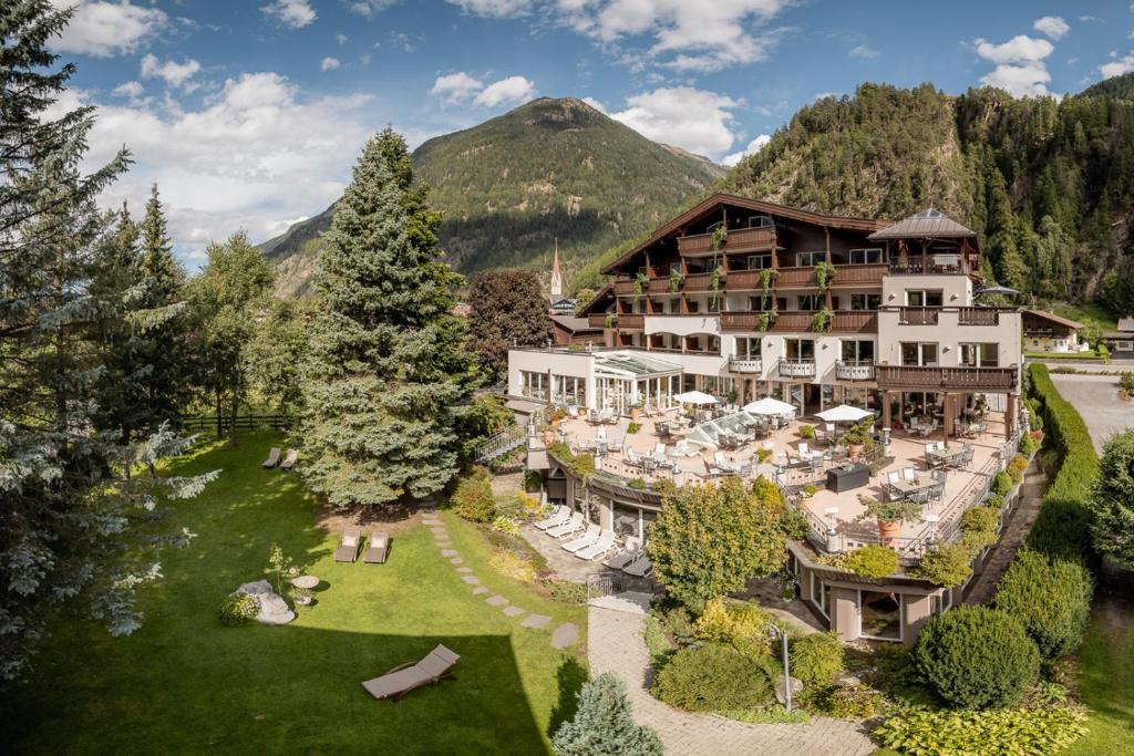 - une vue aérienne sur un hôtel dans les montagnes dans l'établissement Hotel Rita, à Längenfeld