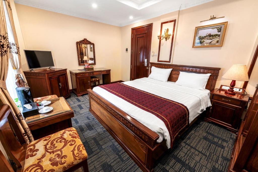 Postel nebo postele na pokoji v ubytování EDEN HOTEL HÀ NỘI